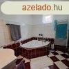 Monor kzponti rszn, 90 m2-es, 2 szintes laks