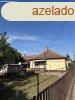 Tszeg kzpontjban kt kln pletbl ll csaldi hz ela