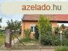 Szandaszlsn sarki telken, kzepes llapot, szigetelt tg