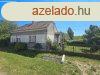 Elad csaldi hz Csmdr, 	hz patakkal, pajtval, mhelly