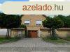  Izskon elad 900m2-es parkostott telken, 3 szintes, nagyo