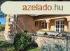  Izskon elad 900m2-es parkostott telken, 3 szintes, nagyo