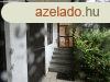 Elad csaldi hz Galgamcsa, 	aszfaltozott utcban