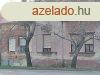 Szolnokon csaldi hz, kt lakrsz, 137 nm elad!