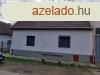Apc kzpontjban feljtott csaldi hz elad