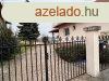 Elad csaldi hz Komrom, 	Komromi lakst, autt beszmto