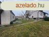 Elad csaldi hz Grce, 	Csendes utcban