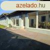 Csaldi hz, vllalkozsra alkalmas plettel, udvarral 